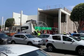 Aparatoso vuelco del trailer de un camión en la obra de Lidl de Arnao (Telde)/TA.